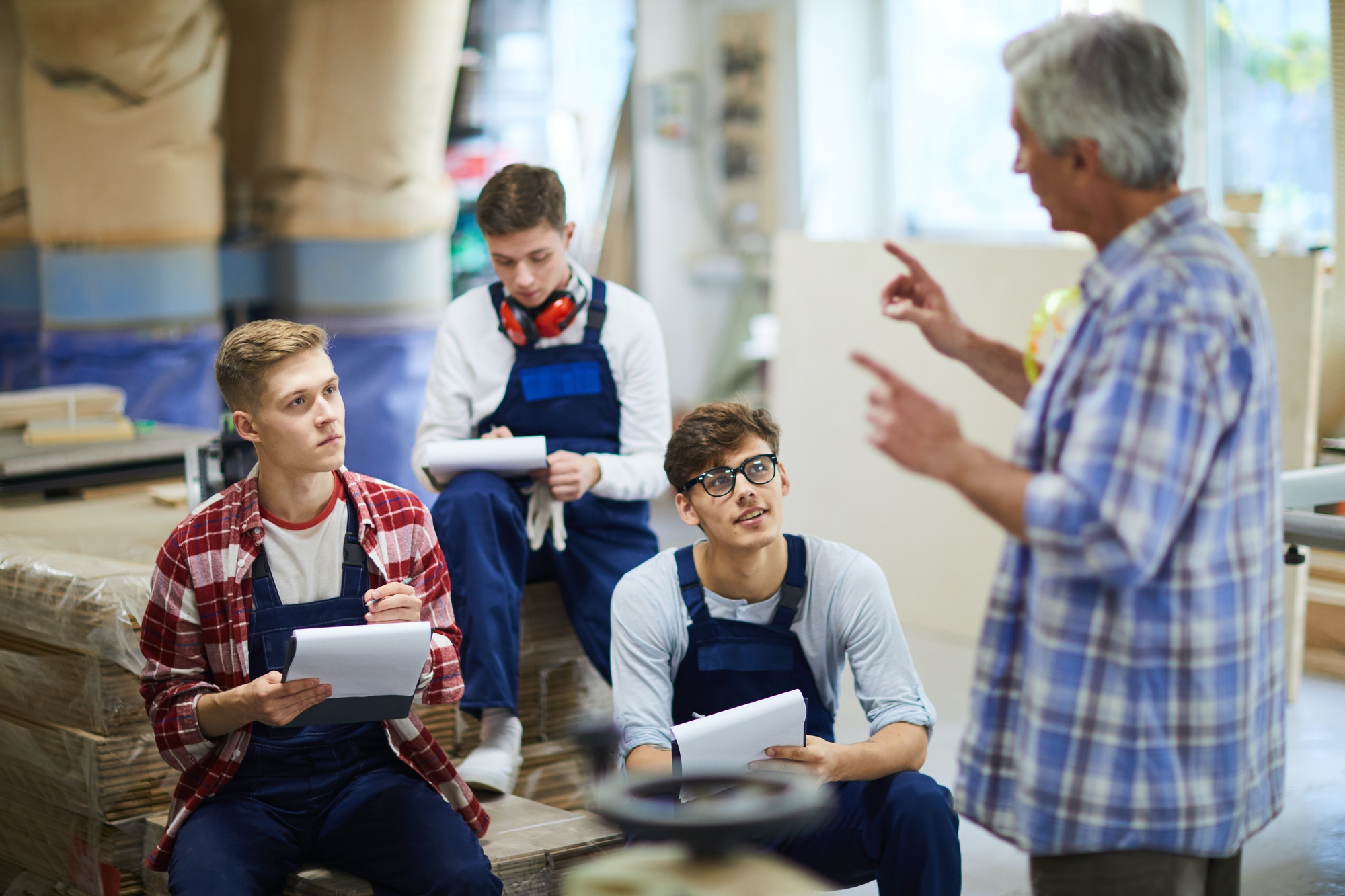 Charpentier expérimenté tenant une conférence pour les stagiaires