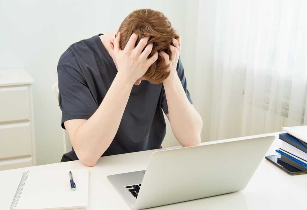Stress, dépression, dépression, crise. L'homme ressent la pression des circonstances. Perte de confiance